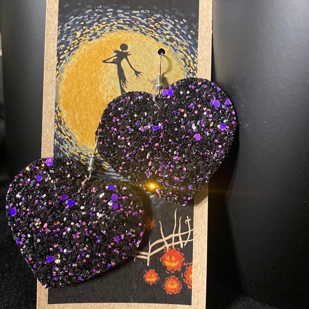 Black/purple sparky heart earrings with silver hooks